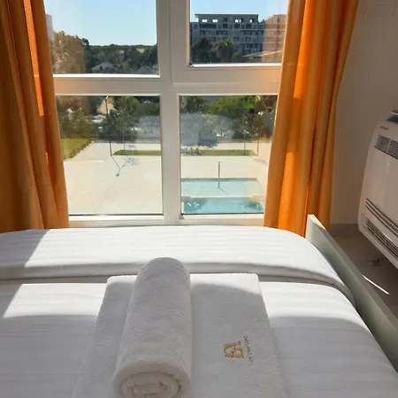 Two-bedroom Luxury With Swimming Pool